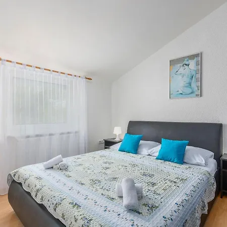 Apartment In Mit Grill Funtana